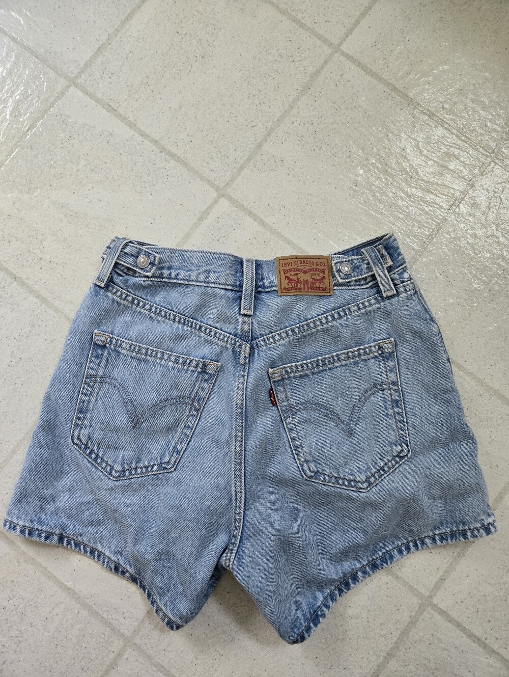 WORN ONCE Levi's Cinch Mid-thigh Shorts - Light Wash